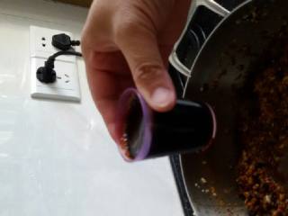 4、香辣牛肉酱,再加入老抽一杯半，生抽二杯半……