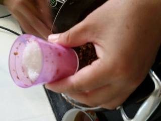 5、香辣牛肉酱,翻炒几下加入白糖一杯，芝麻一杯……