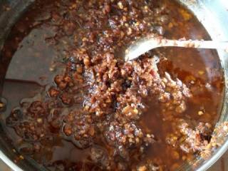 6、香辣牛肉酱,再翻炒均匀即可出锅。