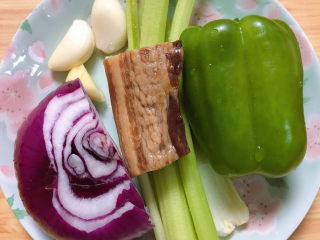 2、干锅千叶豆腐,准备好洋葱，腊肉，芹菜，青椒，姜蒜。