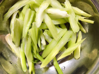 4、干锅千叶豆腐,芹菜斜刀切好。