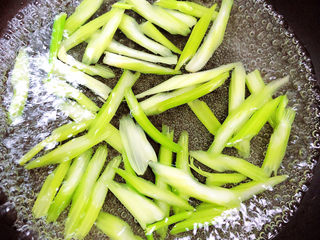 8、干锅千叶豆腐,锅中烧开水，焯一下芹菜。