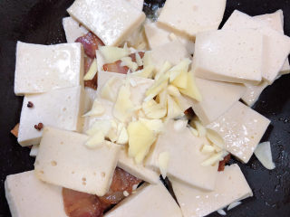 12、干锅千叶豆腐,放入姜蒜。