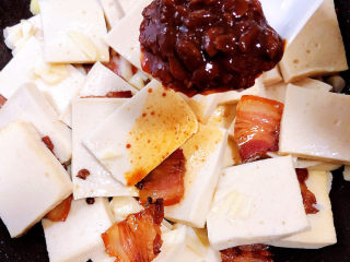 14、干锅千叶豆腐,再加入一勺黄豆酱。