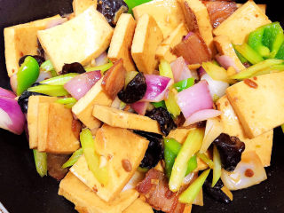 17、干锅千叶豆腐,翻炒2-3分钟，蔬菜入味，即可出锅了。