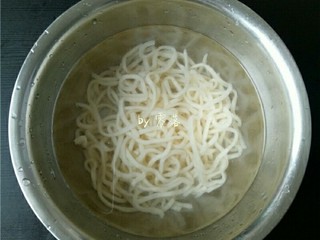 5、香锅炒面,面条捞出，用凉白开浸泡；