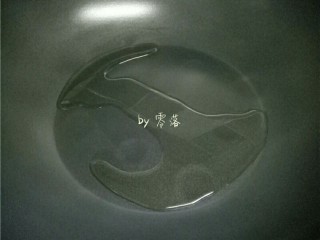 8、香锅炒面,炒锅里调入适量植物油；