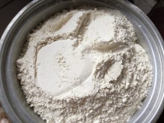 2、家色特色美食，羊油面茶,面粉炒至变黄就可以了