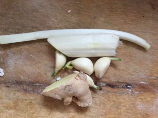 4、家色特色美食，羊油面茶,葱姜蒜适量