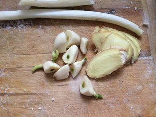 5、家色特色美食，羊油面茶,蒜切俩半，姜切片，葱切段