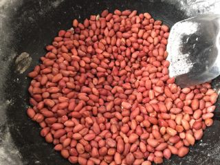 7、家色特色美食，羊油面茶,放入锅中放一点油，不停地翻炒至熟，成入盘中放凉备用