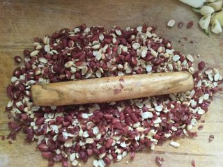 8、家色特色美食，羊油面茶,放凉的花生米碾碎