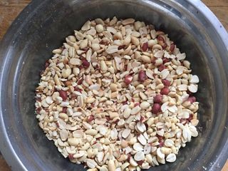 9、家色特色美食，羊油面茶,把皮晒出去，只留果仁