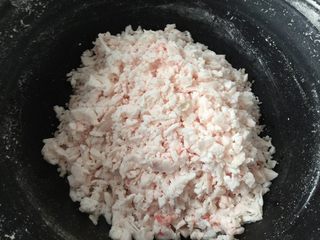 11、家色特色美食，羊油面茶,锅中放入羊油