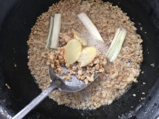 13、家色特色美食，羊油面茶,待羊油完全融化放入葱姜蒜，去疝气