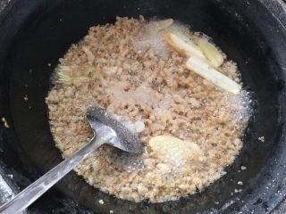 14、家色特色美食，羊油面茶,加入盐