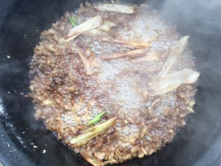 15、家色特色美食，羊油面茶,接着加入酱油，醋，炒香