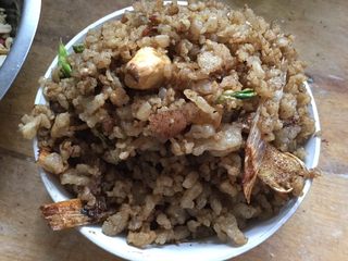 16、家色特色美食，羊油面茶,2分钟后将没有融化的羊肉和葱姜蒜捞出，只剩羊油