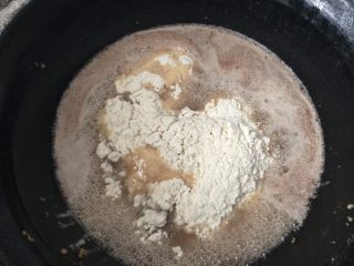17、家色特色美食，羊油面茶,接着羊油中放入炒熟的面粉，搅拌均匀