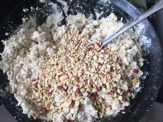 18、家色特色美食，羊油面茶,接着放入花生豆