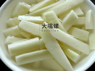 5、土豆“排骨”の鸡胸肉丨大嘴螺,切好的土豆可先放入清水中浸泡等待使用，这样也可以清洗掉少许淀粉便于烹饪，也能防止土豆氧化变黑