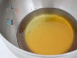 1、预拌粉版快手广式月饼,玉米油和糖浆按量秤量在容器中