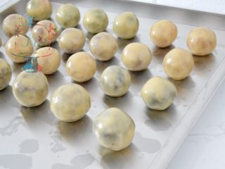 6、预拌粉版快手广式月饼,自己一个人不好拍手势图。右手拿馅儿,左手用虎口将皮从底部往上推。推到顶部之后抹平,搓圆。