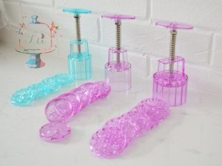 7、预拌粉版快手广式月饼,中间淡紫色的花纹我觉得更适合做冰皮或者桃山皮。烤广式的话花纹容易模糊。。不要问我怎么知道的。 浅蓝色和最右75g的适合做广式