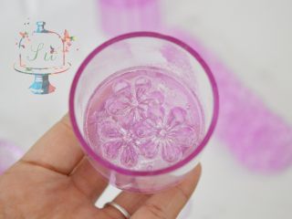 8、预拌粉版快手广式月饼,保险起见,模具中还是要撒手粉,滚动模具使附着均匀,然后轻磕掉多余的粉