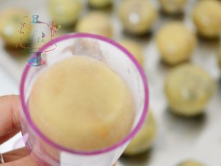 10、预拌粉版快手广式月饼,放入模具中,轻压一下。这个时候烤箱可以开始预热了。210℃预热