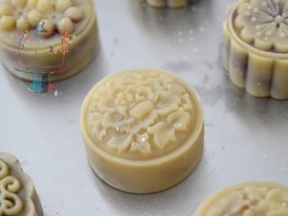 12、预拌粉版快手广式月饼,牡丹花片按压出来的效果是这样的