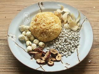 1、莲子百合薏米银耳羹,准备好材料。