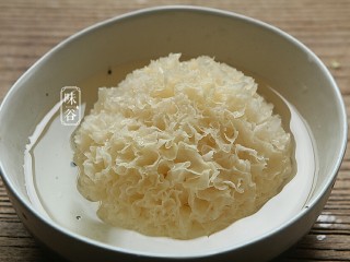 3、莲子百合薏米银耳羹,银耳提前1小时浸泡至发。