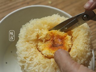 4、莲子百合薏米银耳羹,泡发好的银耳去掉黄色的根;