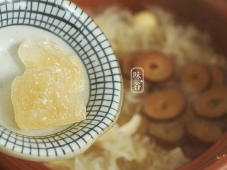 12、莲子百合薏米银耳羹,最后15分钟加入冰糖炖至溶化。