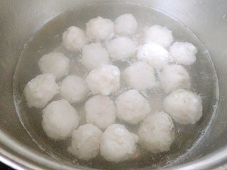 12、脆弹鱼丸,烧一锅水，85度左右就可以，鱼丸放进去，小火煮开