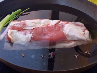 3、梅菜扣肉,将五花肉清洗干净,冷水下锅。
