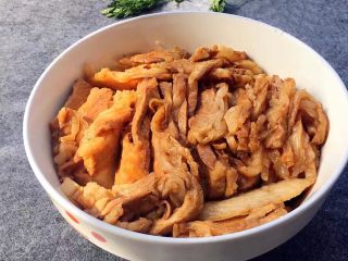 8、梅菜扣肉,肉片放入老抽3茶匙、生抽30毫升、白糖1茶匙,醪糟(甜酒)1茶匙、花椒10粒、料酒1茶匙,拌匀后将肉整齐地码放碗中(肉皮朝下哦)。