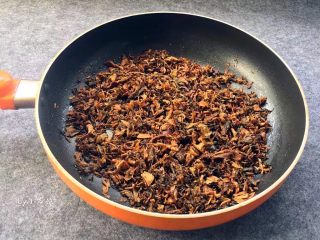 9、梅菜扣肉,梅菜放入锅中,干锅煸炒至梅菜基本没有水分,变成干梅菜为止。