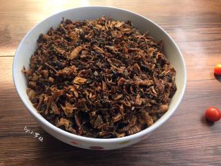 10、梅菜扣肉,梅菜可以用拌肉之后的汤汁再次混合搅拌一下,之后将梅菜填到码好的肉上面、填好。