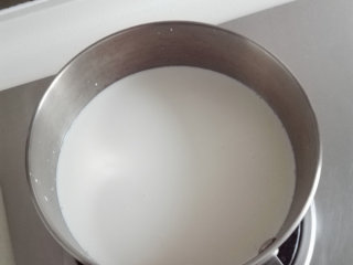 3、北京奶酪卷,一升全脂牛奶放入奶锅里，小火加热
