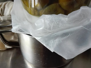 8、北京奶酪卷,扎进袋口，上压重物继续过滤大约2个小时