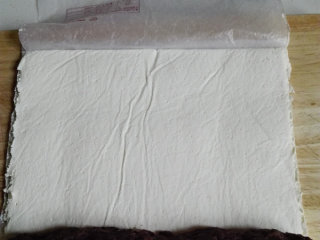 11、北京奶酪卷,撕开保鲜袋，把豆沙馅捏成长条，放在一头