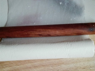 12、北京奶酪卷,借助保鲜袋和擀面杖卷起，放入冰箱冷藏1个小时左右