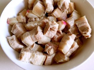 4、红烧肉,捞出洗净沥干水分。