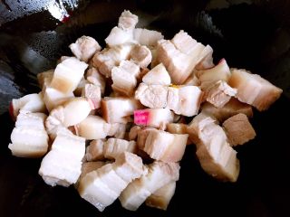 6、红烧肉,锅内放油烧至五成热，放入肉块翻炒片刻。