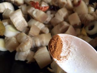 8、红烧肉,放入桂皮粉。