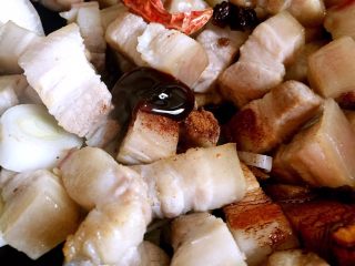 11、红烧肉,加入蚝油。