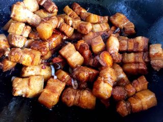 12、红烧肉,翻炒均匀。