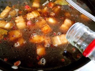 13、红烧肉,添清水没过肉块，倒入料酒。